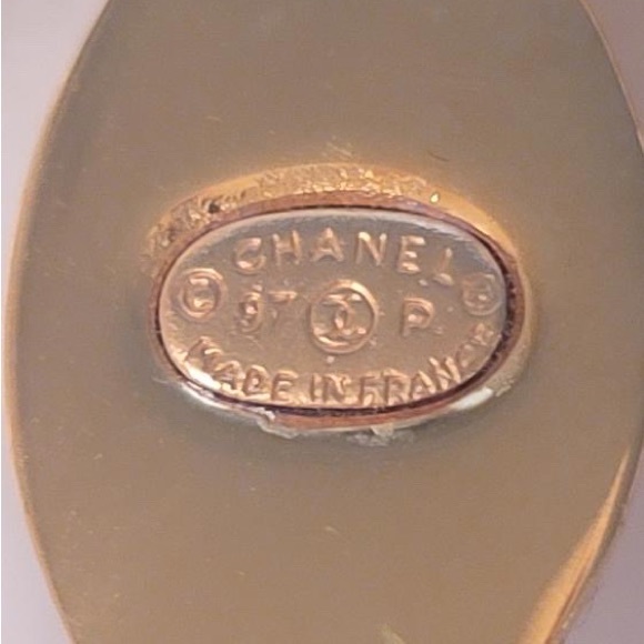 Chanel Pre-Owned
97P CC Turn-lock Crystal Brooch ❤️‍🔥 - Picture 6 of 9
